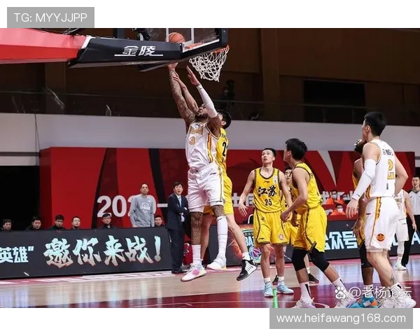 武汉篮球队团队协作引发热议球迷对战术配合和球员默契提出不同看法